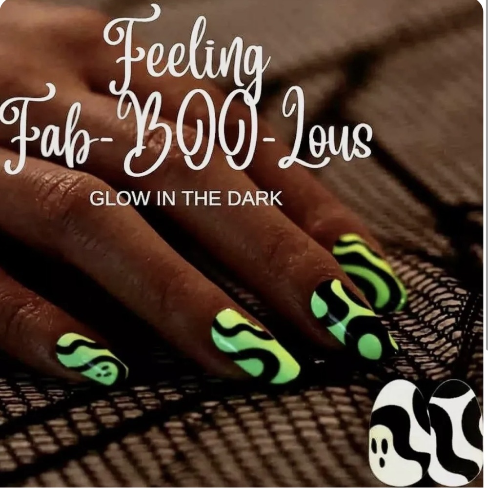 *Retired* Color Street: Feeling Fab-boo-lous | Halloween Glow in the Dark Black - Picture 6 of 14